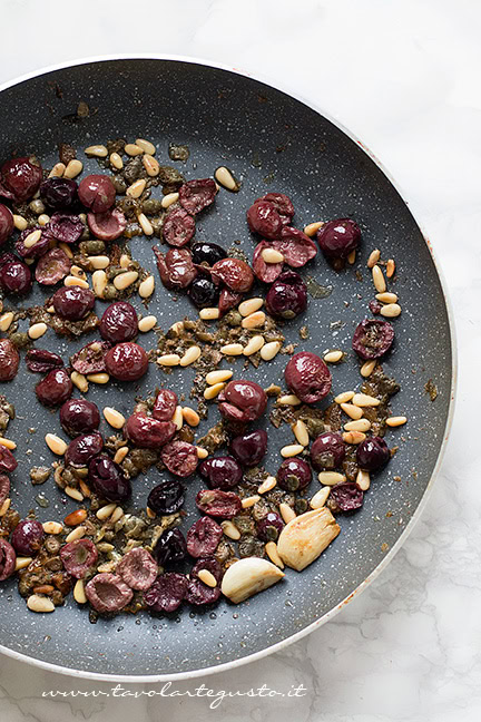 tostare olive e pinoli per scarola in padella