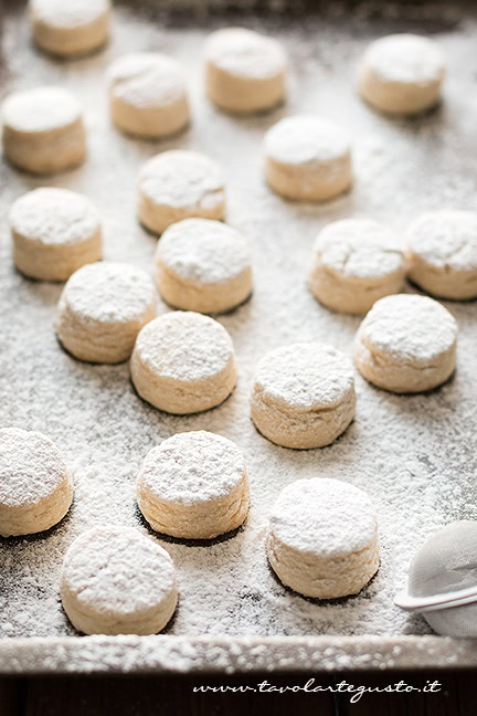 spolverare i polvorones di zucchero a velo