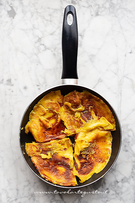 tagliare il Kaiserschmarrn a quadrotti