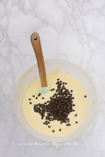 preparazione torta ricotta e cioccolato