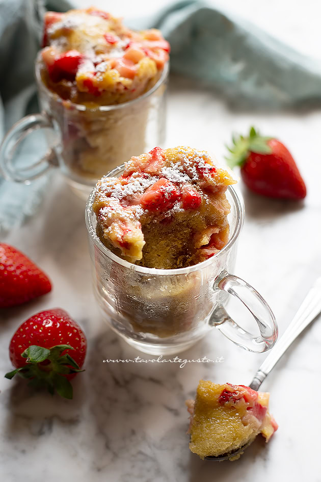 Torta in tazza alle fragole