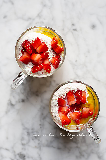 come fare la torta in tazza alle fragole