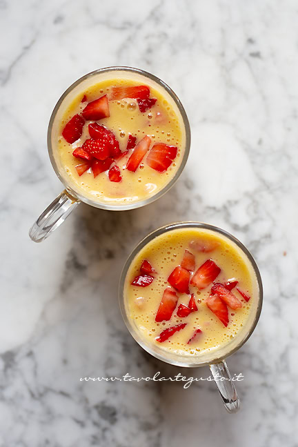 cuocere la mug cake alle fragole