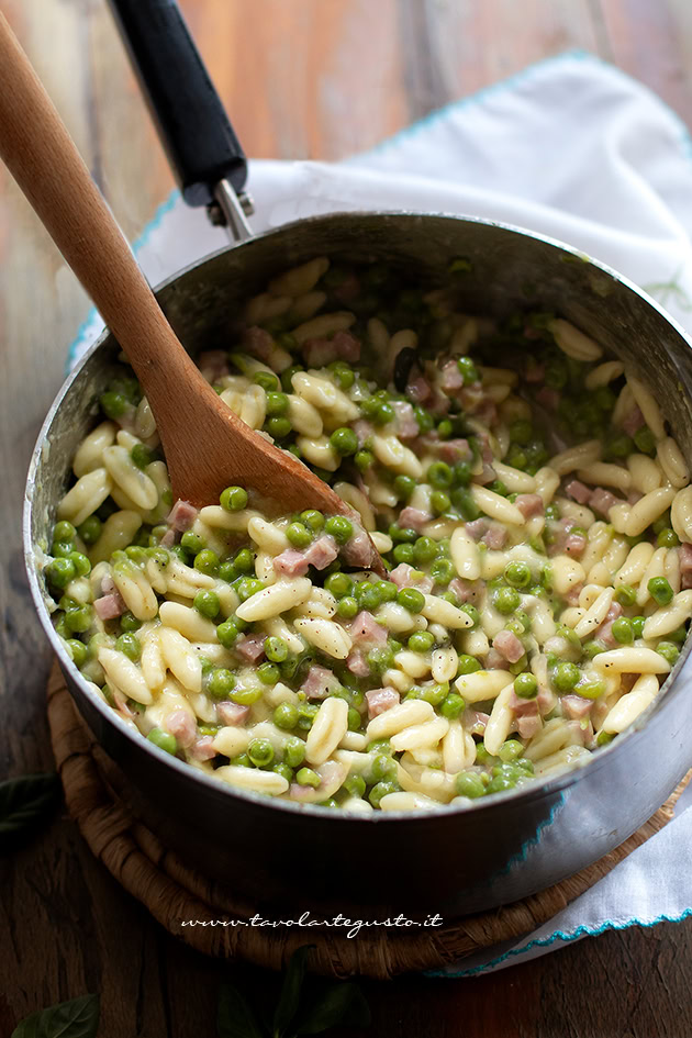 ricetta pasta piselli e prosciutto