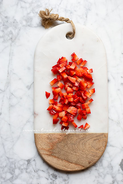 tagliare la frutta per la torta in tazza alle fragole