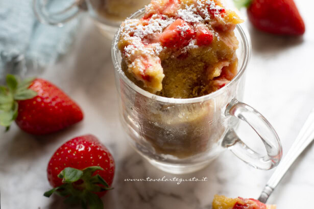 torta in tazza alle fragole