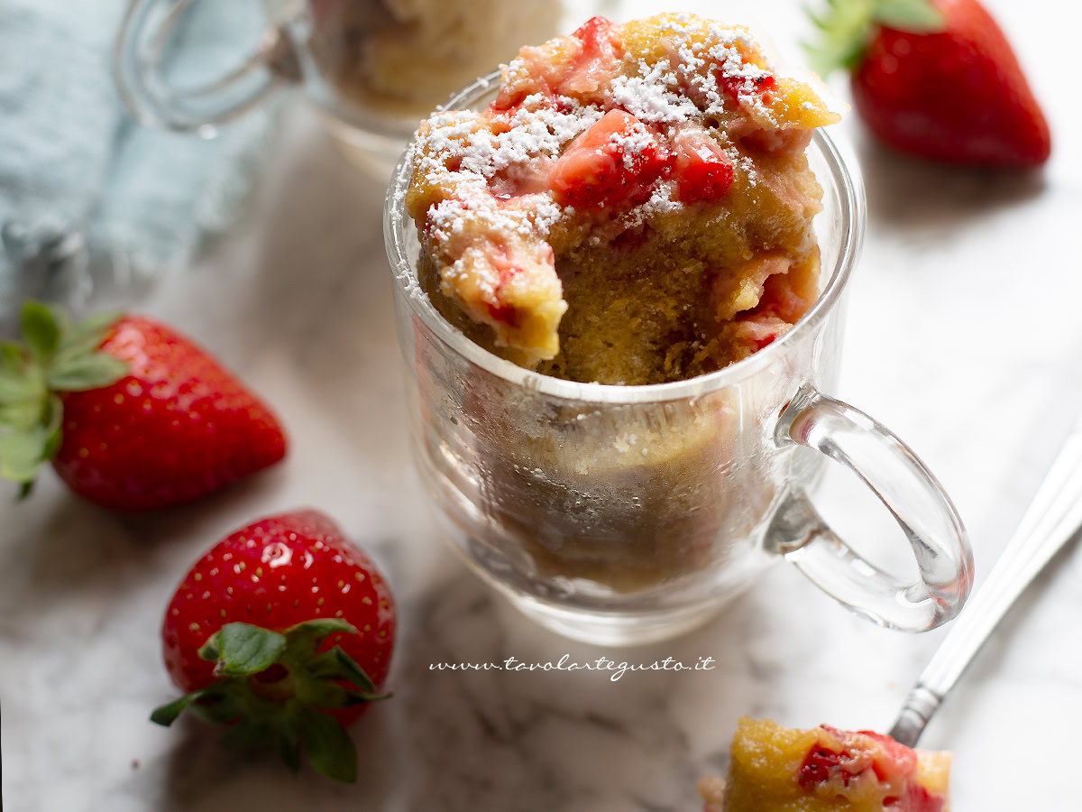 torta in tazza alle fragole