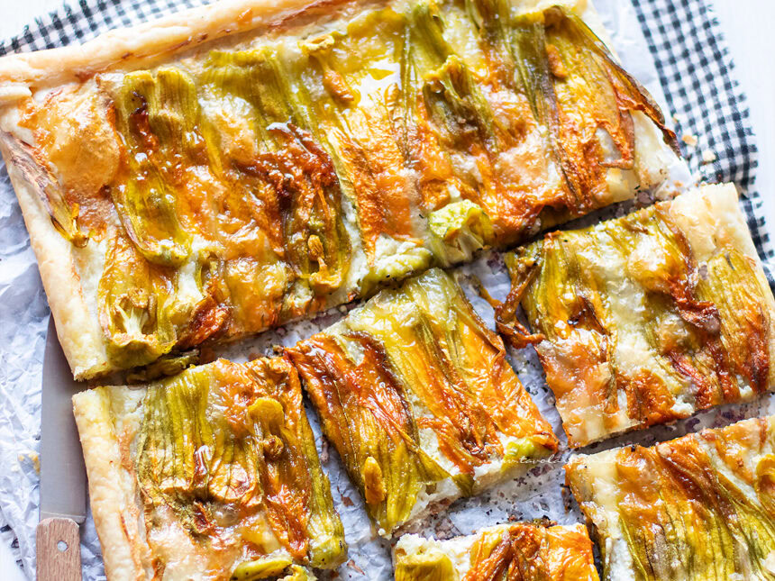 Torta salata con fiori di zucca