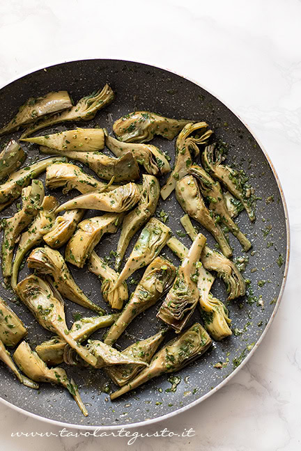 carciofi in padella per sfogliata con carciofi