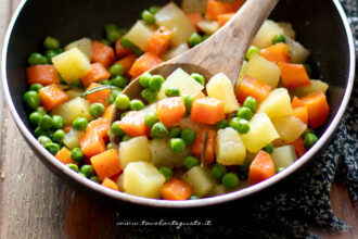 patate piselli e carote in padella