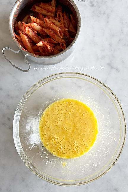 preparazione della frittata di pasta avanzata