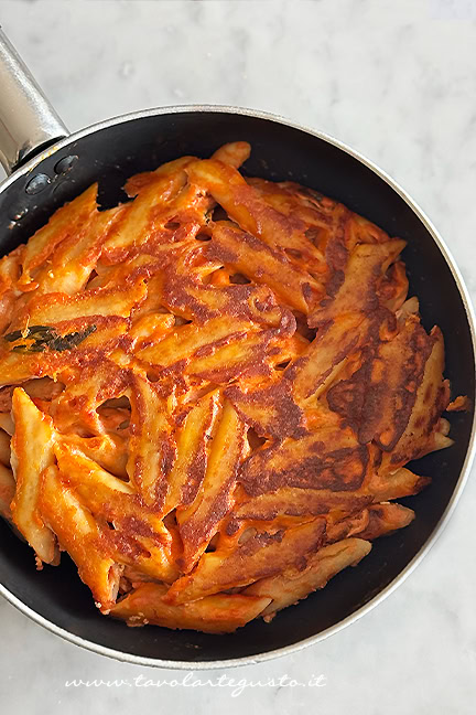 preparazione frittata di pasta avanzata