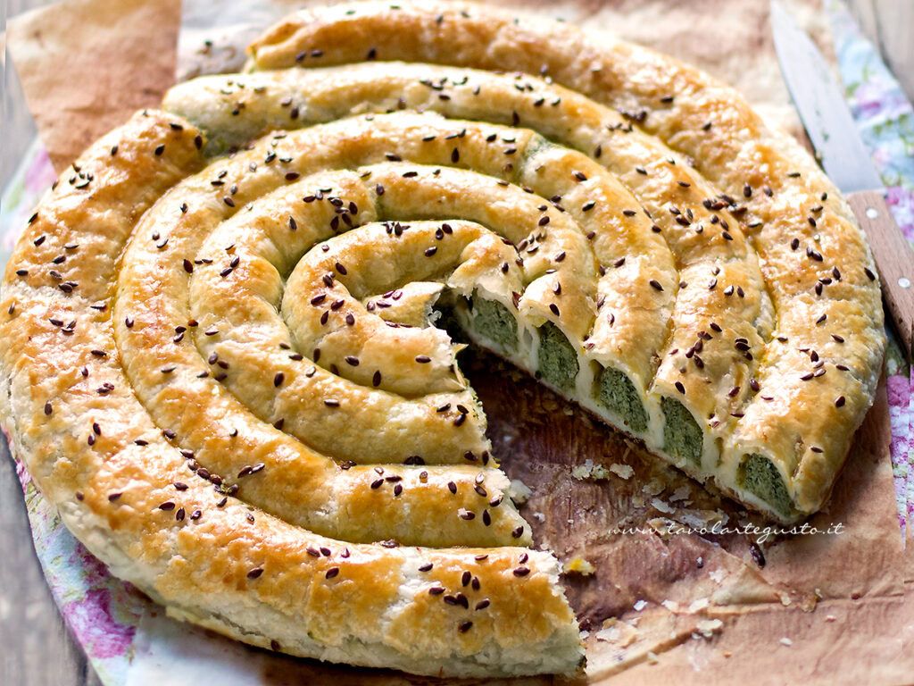 Torta Girella di pasta sfoglia ripiena (Rustico sfizioso)