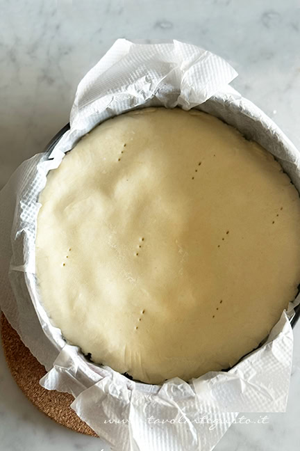 Tarte tatin alle fragole pronta per cuocere