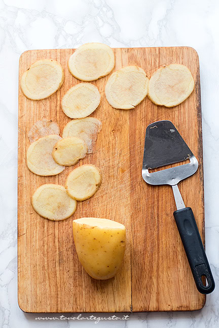 affettare sottili le chips di patate al forno