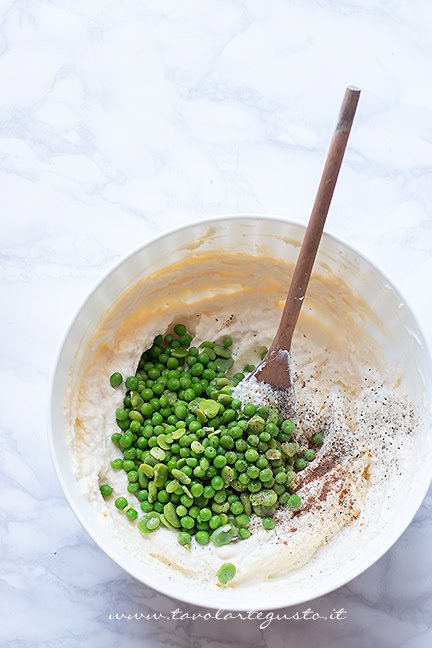 aggiungere le verdure allo sformato di ricotta