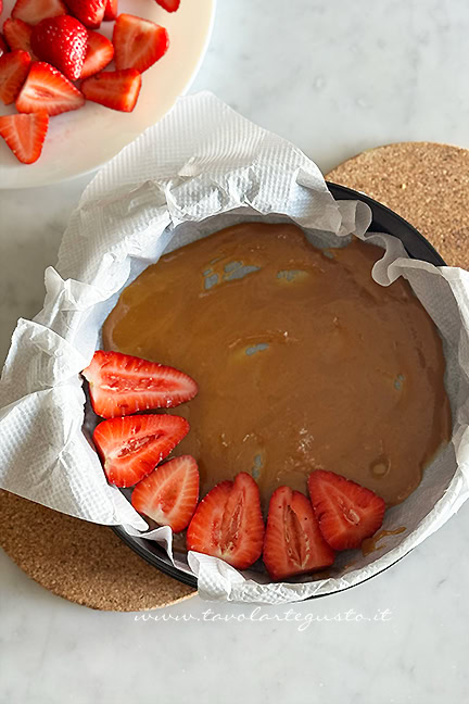 assemblare la tarte tatin alle fragole