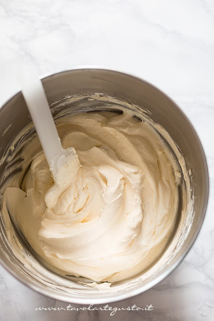 crema al mascarpone per tiramisù alle fragole con uova pastorizzate