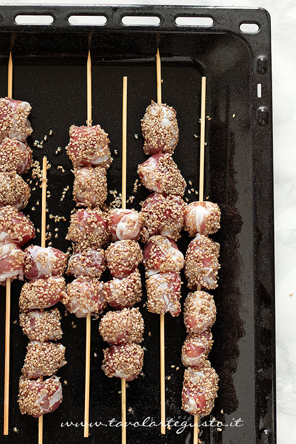cuocere gli spiedini di pollo al forno