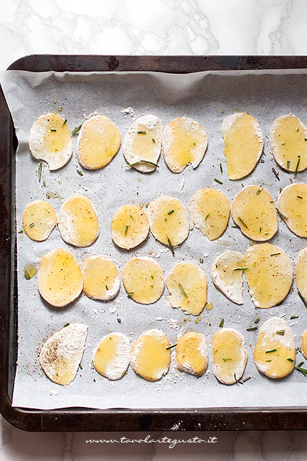 cuocere le chips di patate al forno