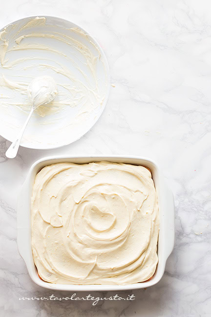 decorare il tiramisù alle fragole con uova pastorizzate