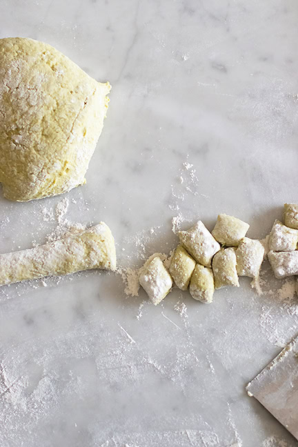 formare gli gnocchi di asparagi