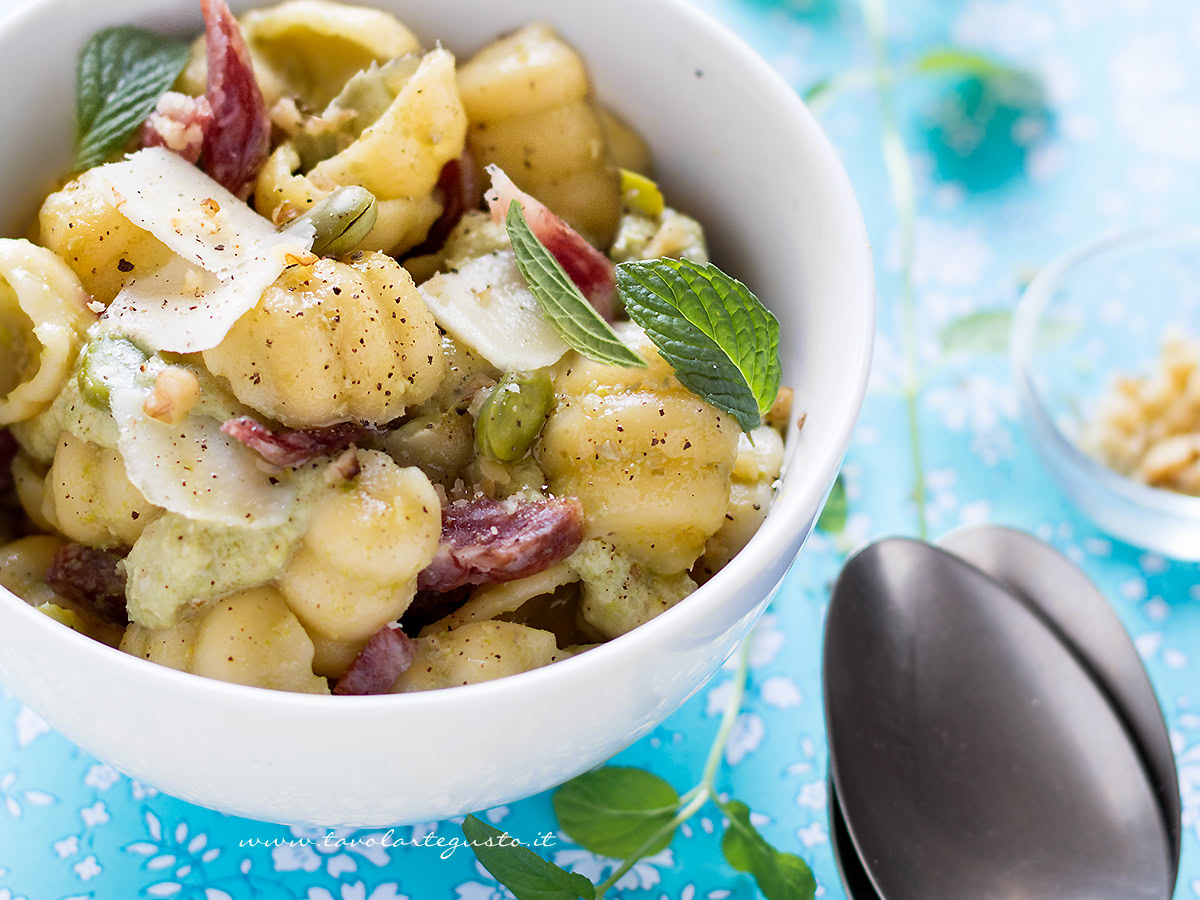 Pasta con fave e salame