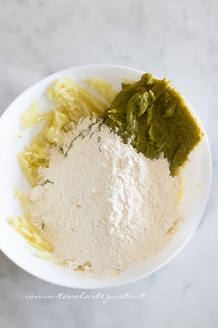 preparare gli gnocchi di asparagi
