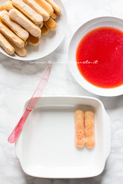 preparare il tiramisù alle fragole