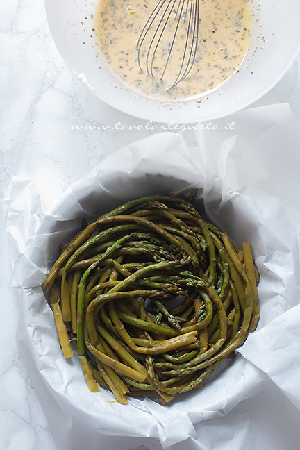 preparare la frittata di asparagi al forno