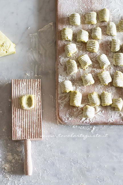 rigare gli gnocchi di asparagi