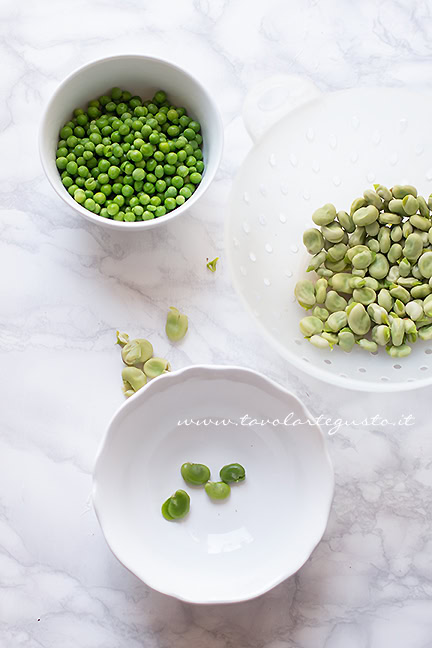 sbucciare le verdure per lo sformato di ricotta e verdure