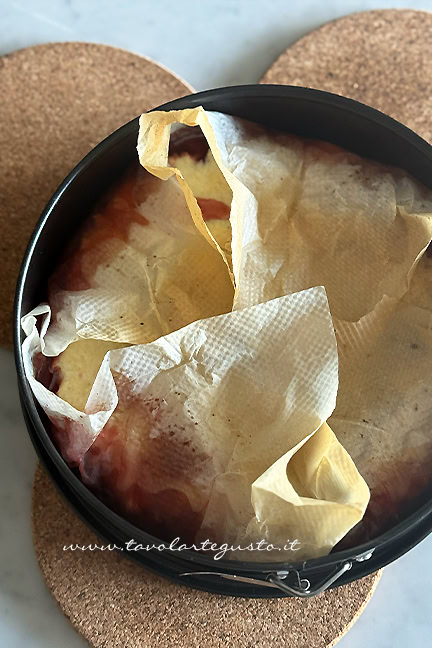 tarte tatin alle fragole pronta per essere capovolta