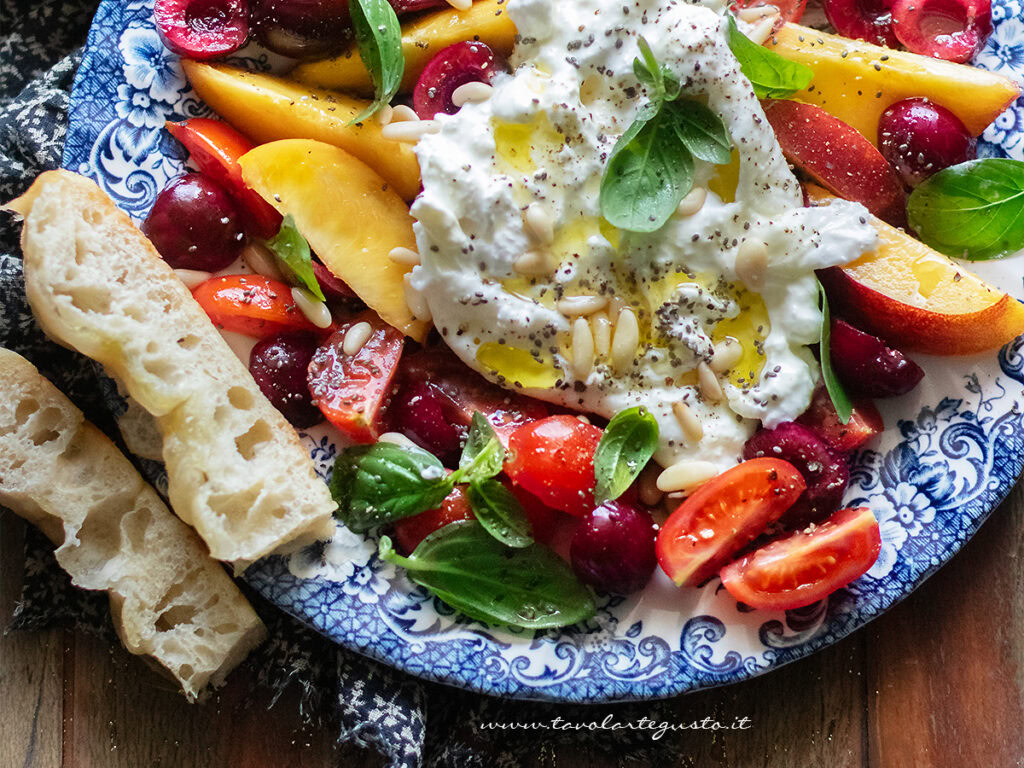 Insalata di pesche e burrata