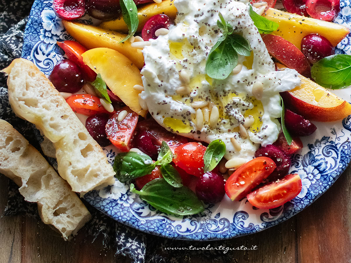 Insalata di pesche e burrata