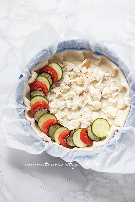 aggiungere le verdure nella torta salata estiva