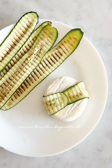 avvolgere il tomino nella crosta di zucchine