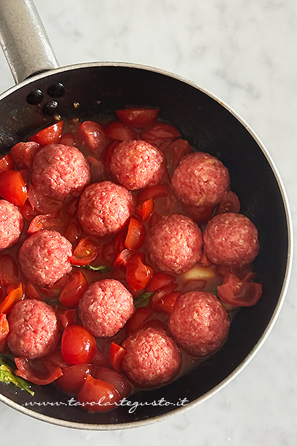 cuocere le polpette allo scarpariello