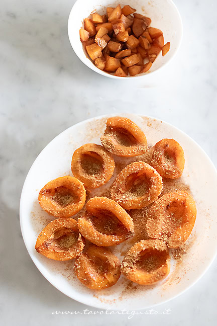 marinare la frutta nello zucchero per torta alle nespole