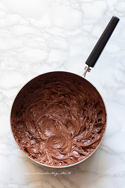 montare il composto della mousse al cioccolato