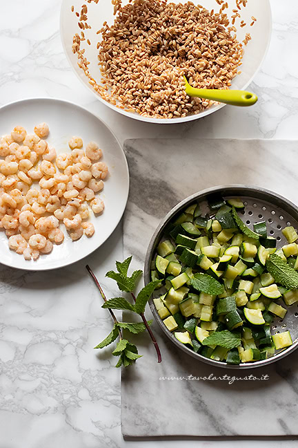 preparare il farro zucchine e gamberetti
