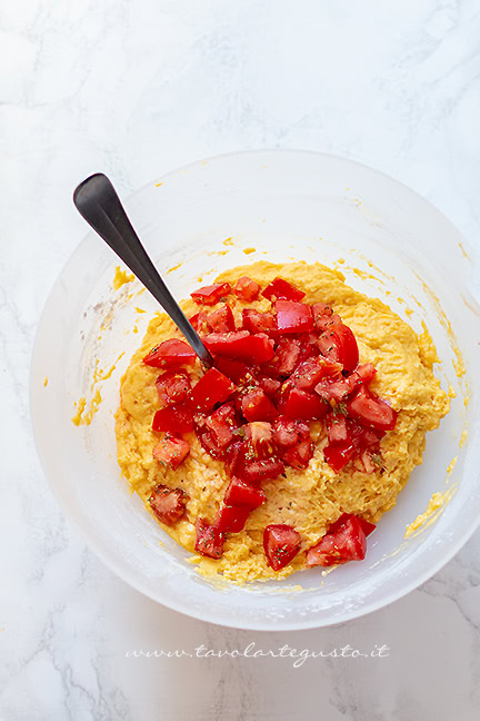 preparare la torta salata stracchino e pomodori