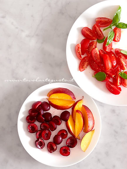 preparare l'insalata di pesche e burrata
