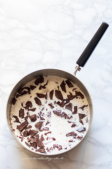 sciogliere panna e cioccolato per la mousse al cioccolato