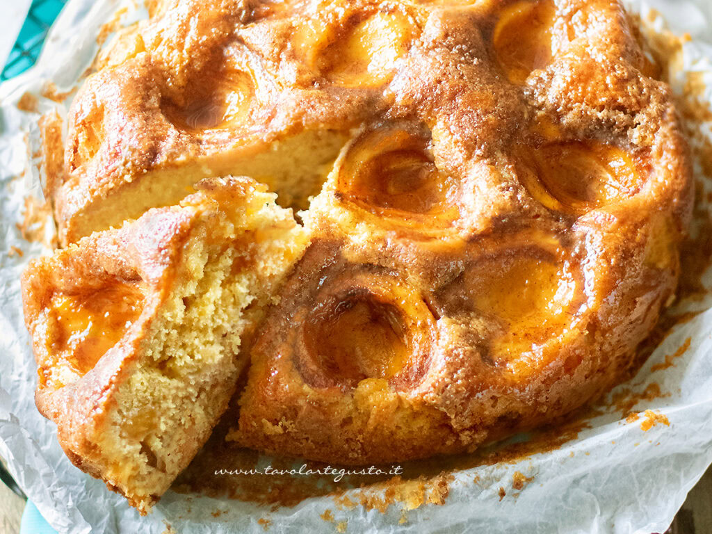 Torta alle nespole (soffice e caramellata)