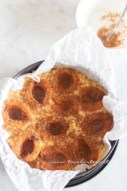 torta alle nespole pronta da cuocere