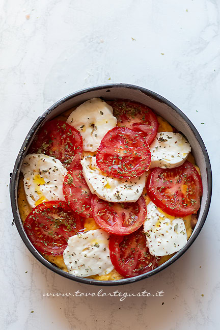 torta salata stracchino e pomodori pronta da cuocere