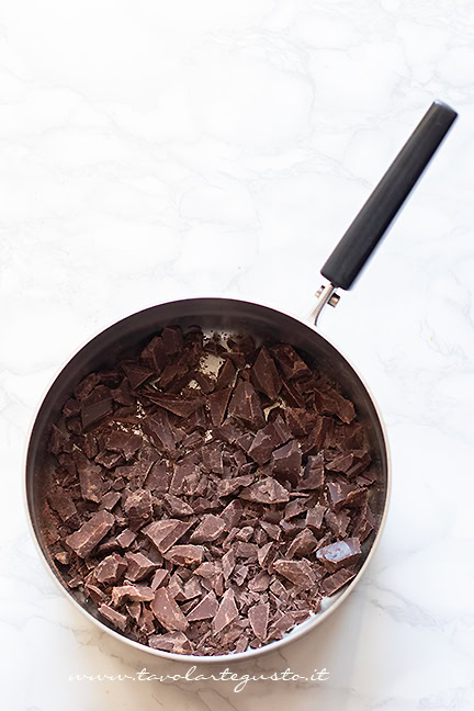 tritare il cioccolato per la mousse al cioccolato