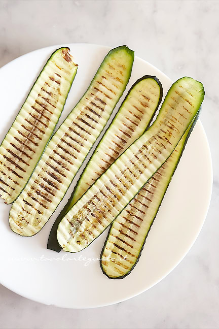 zucchine grigliate per tomino in crosta di zucchine