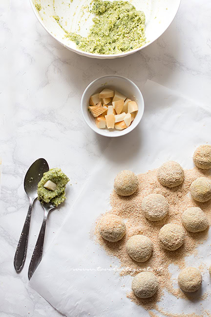 formare le polpette di zucchine e ricotta